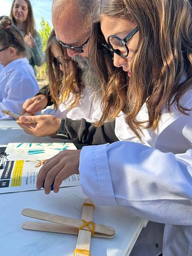 📢Aquest dissabte teniu l'oportunitat de conèixer La Central en família o amb amics, a través d'un joc de pistes que activarà la vostra energia⚡
⚠️Públic: Infants acompanyats d'entre 4 i 10 anys
🗓️ Dia: Dissabte 30
⏰ Hora: A les 11.00 h
📍Lloc: La Central
🎟️Entrades: https://entrapol.is/ARKau
👥Aforament limitat
Ajudeu-nos a resoldre el misteri de l'interruptor amagat!
